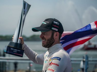 NEW YORK - 11 Temmuz 2021 New York Şehri E-Prix Formula E-Yarışı galibi Jaguar Yarışı 'nın (GBR) galibi Sam Bird, Brooklyn, New York' taki Red Hook 'ta düzenlenen ödül sunumunda zaferini kutluyor.