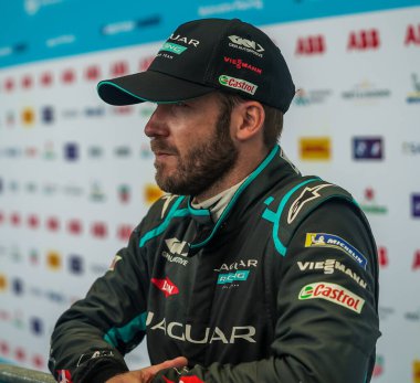 NEW YORK - 11 Temmuz 2021 New York Şehri E-Prix Formula E-Yarışı galibi Sam Bird (GBR) Brooklyn, New York 'ta Red Hook' ta düzenlenen ödül sunumundan sonra basın toplantısında