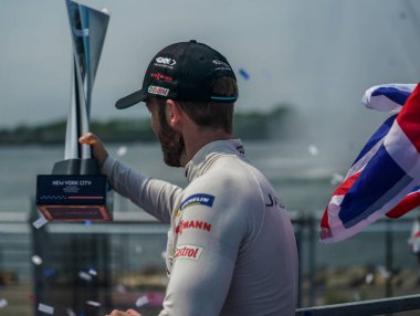 NEW YORK - 11 Temmuz 2021 New York Şehri E-Prix Formula E-Yarışı galibi Jaguar Yarışı 'nın (GBR) galibi Sam Bird, Brooklyn, New York' taki Red Hook 'ta düzenlenen ödül sunumunda zaferini kutluyor.