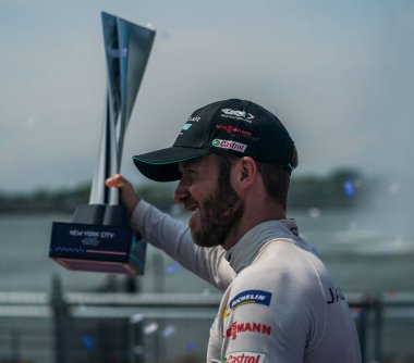NEW YORK - 11 Temmuz 2021 New York Şehri E-Prix Formula E-Yarışı galibi Jaguar Yarışı 'nın (GBR) galibi Sam Bird, Brooklyn, New York' taki Red Hook 'ta düzenlenen ödül sunumunda zaferini kutluyor.