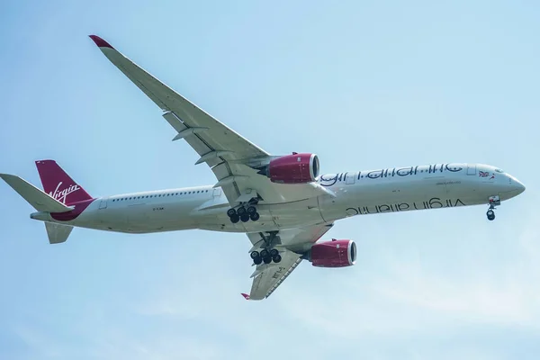 New York July 2021 Virgin Atlantic Airbus A350 Descending Landing — ストック写真