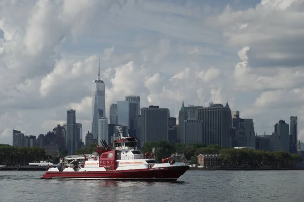 New York Temmuz 2021 New York Limanı Ndaki Tfaiye Teknesi — Stok fotoğraf