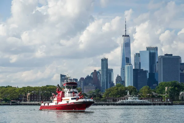 New York Temmuz 2021 New York Limanı Ndaki Tfaiye Teknesi — Stok fotoğraf