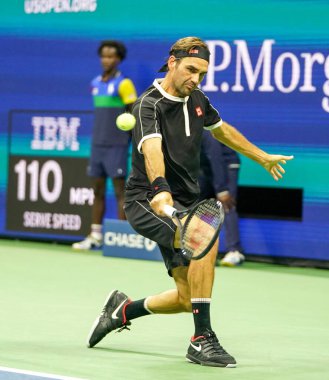 NEW YORK - 26 AĞUSTOS 2019 ABD Açık ilk tur karşılaşması sırasında New York 'taki Billie Jean King Ulusal Tenis Merkezi' nde İsviçre Grand Slam şampiyonu Roger Federer
