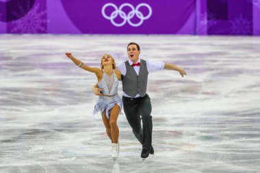 GANGNEUNG, Güney Kore - 9 Şubat 2018: Olimpiyat Şampiyonları Aljona Savchenko ve Bruno Massot 2018 Kış Olimpiyat Oyunları 'nda Takım Etkinliği Kaykay Kısa Programı' nda performans sergilediler.