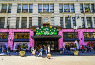 NEW YORK - 2 Mayıs 2021: Manhattan 'da Macy' s Herald Meydanı 'na giriş işareti 