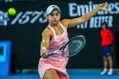 MELBOURNE, AUSTRALIA - 22 Ocak 2019: Avustralyalı profesyonel tenisçi Ashleigh Barty Melbourne Park 'taki 2019 Avustralya Açık' ta oynanan çeyrek final maçında 