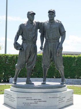 BrooKLYN, New York - 11 Mayıs 2021: Jackie Robinson ve Pee Wee Reese Heykeli Brooklyn 'deki MCU sahasının önünde 