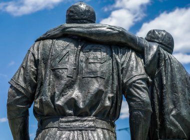 BrooKLYN, New York - 11 Mayıs 2021: Jackie Robinson ve Pee Wee Reese Heykeli Brooklyn 'deki MCU sahasının önünde 