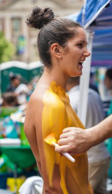 NEW YORK - 25 Temmuz 2021: New York Union Square, New York 'ta 8. New York Vücut Boyama Günü' nde sanatçılar tamamen çıplak modeller çiziyorlar.