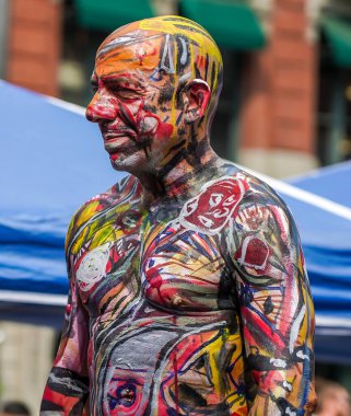 NEW YORK - 25 Temmuz 2021: New York Union Square, New York 'ta 8. New York Vücut Boyama Günü' nde sanatçılar tamamen çıplak modeller çiziyorlar.