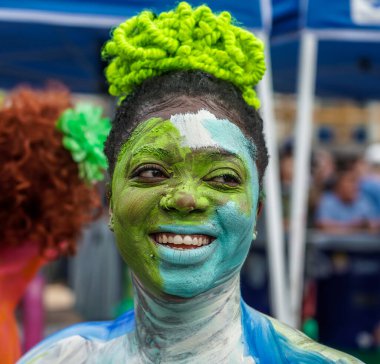 NEW YORK - 25 Temmuz 2021: New York Union Square, New York 'ta 8. New York Vücut Boyama Günü' nde sanatçılar tamamen çıplak modeller çiziyorlar.