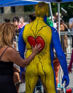 NEW YORK - 25 Temmuz 2021: New York Union Square, New York 'ta 8. New York Vücut Boyama Günü' nde sanatçılar tamamen çıplak modeller çiziyorlar.