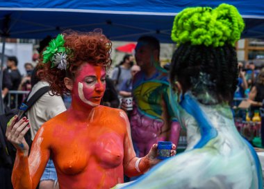 NEW YORK - 25 Temmuz 2021: New York Union Square, New York 'ta 8. New York Vücut Boyama Günü' nde sanatçılar tamamen çıplak modeller çiziyorlar.
