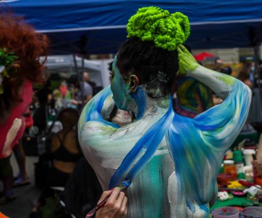 NEW YORK - 25 Temmuz 2021: New York Union Square, New York 'ta 8. New York Vücut Boyama Günü' nde sanatçılar tamamen çıplak modeller çiziyorlar.