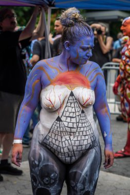 NEW YORK - 25 Temmuz 2021: New York Union Square, New York 'ta 8. New York Vücut Boyama Günü' nde sanatçılar tamamen çıplak modeller çiziyorlar.