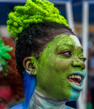 NEW YORK - 25 Temmuz 2021: New York Union Square, New York 'ta 8. New York Vücut Boyama Günü' nde sanatçılar tamamen çıplak modeller çiziyorlar.
