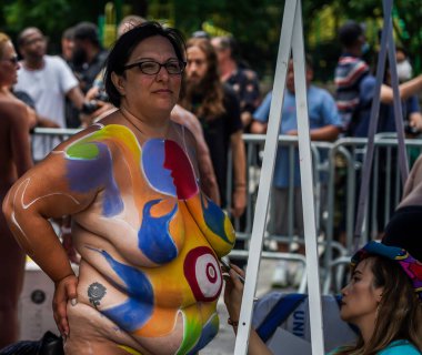 NEW YORK - 25 Temmuz 2021: New York Union Square, New York 'ta 8. New York Vücut Boyama Günü' nde sanatçılar tamamen çıplak modeller çiziyorlar.