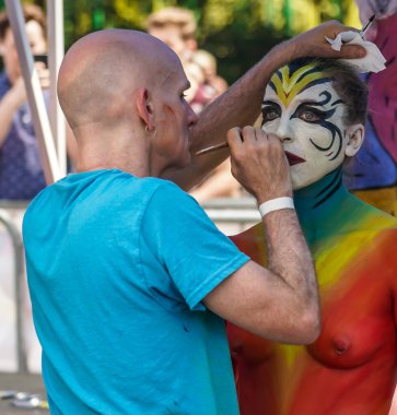 NEW YORK - 25 Temmuz 2021: New York Union Square, New York 'ta 8. New York Vücut Boyama Günü' nde sanatçılar tamamen çıplak modeller çiziyorlar.