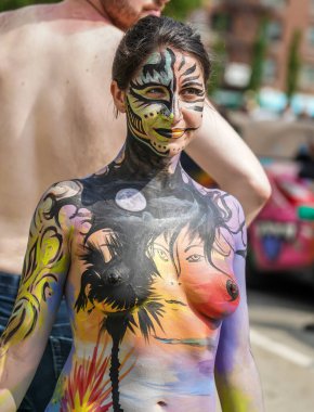 NEW YORK - 25 Temmuz 2021: New York Union Square, New York 'ta 8. New York Vücut Boyama Günü' nde sanatçılar tamamen çıplak modeller çiziyorlar.