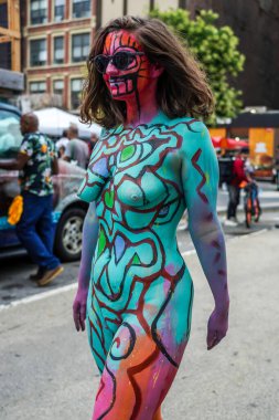 NEW YORK - 25 Temmuz 2021: New York Union Square, New York 'ta 8. New York Vücut Boyama Günü' nde sanatçılar tamamen çıplak modeller çiziyorlar.