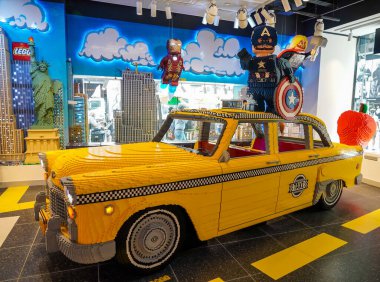 NEW YORK CITY - 22 Temmuz 2021: Seçkin NYC, Manhattan 'da Beşinci Cadde' de yeni açılan LEGO bayrak gemisi mağazasında 3D LEGO modeline ilham kaynağı oldu. Lego, dünya çapında çocuklar ve koleksiyoncular arasında popüler bir inşaat oyuncağı serisidir.