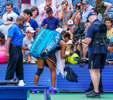 NEW YORK - 27 AĞUSTOS 2019: Japonya Grand Slam Şampiyonu Naomi Osaka Billie Jean King Ulusal Tenis Merkezi 'nde oynanan 2019 ABD Açık ilk tur karşılaşması sonrasında imza veriyor