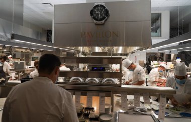 NEW YORK - 29 Temmuz 2021: Manhattan şehir merkezindeki Micheline Star Chef Daniel Boulud 'un Le Pavillon restoranının mutfağında