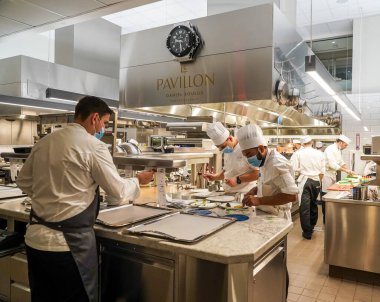NEW YORK - 29 Temmuz 2021: Manhattan şehir merkezindeki Micheline Star Chef Daniel Boulud 'un Le Pavillon restoranının mutfağında