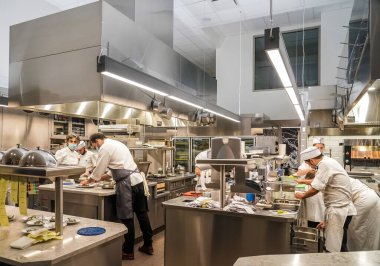 NEW YORK - 29 Temmuz 2021: Manhattan şehir merkezindeki Micheline Star Chef Daniel Boulud 'un Le Pavillon restoranının mutfağında