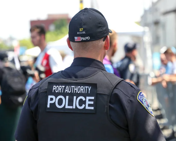 Brooklyn New York July 2019 Port Authority Police Officer Provides — Stock Photo, Image