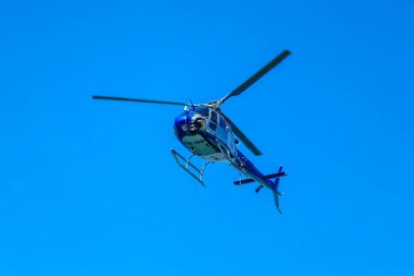 RIO DE JANEIRO, BRAZIL - 6 AĞUSTOS 2016: Rio de Janeiro 'daki 2016 Olimpiyat Oyunları' nda erkekler Olimpiyat Bisiklet Yolu yarışmasını konu alan Olimpiyat Yayın Hizmetleri helikopteri 