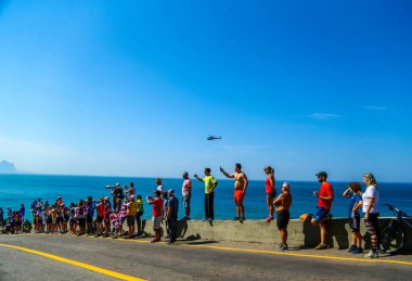 Rio De Janeiro, Brezilya - 6 Ağustos 2016: Seyircilerin Rio 2016 Olimpiyat Bisiklete binme erkekler yol yarış of Rio 2016 Olimpiyat Oyunları Rio de Janeiro izliyor