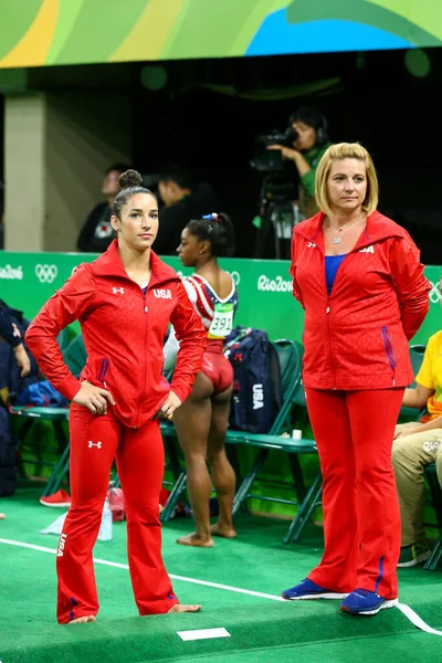 ジャネイロ ブラジル 2016年8月9日 リオ2016オリンピックでチーム女子総合体操競技中のコーチと米国のオリンピックチャンピオンアリ ラシマン — ストック写真