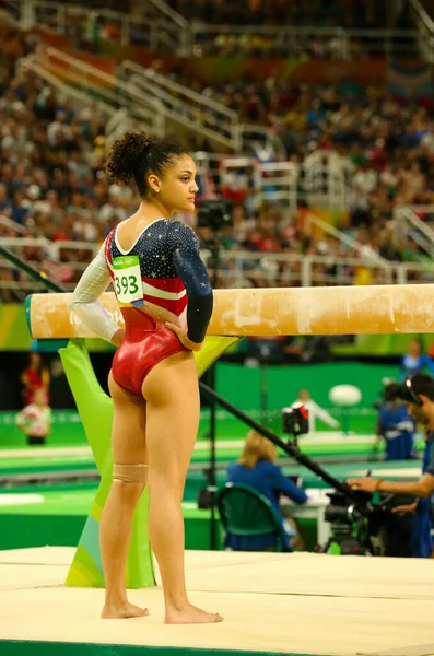 女性の万能体操リオ 2016年オリンピックでボルトを競合する