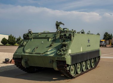 PENROSE, COLORADO - 10 AĞUSTOS 2021: M113 zırhlı personel taşıyıcı Albay Leo Sidney Boston Savaş Anıtı Havalimanı, Colorado
