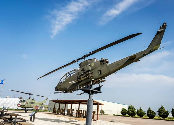 コロラド州ペンローズ2021年8月10日コロラド州フレモント郡空港のレオ シドニー ボストン大佐戦争記念公園のベルAh 1コブラヘリコプター — ストック写真