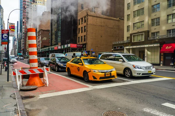 ニューヨーク 2021年3月25日ニューヨーク市内5番街と57丁目での交通 — ストック写真