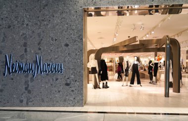 NEW YORK - 24 Ekim 2019 Neiman Marcus imzası. Neiman Marcus, Hudson Yards alışveriş merkezindeki ilk Manhattan mağazası. 2020 'de koronavirüs salgını ve yüksek borçlar nedeniyle iflas etti. 