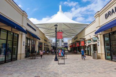 Batı Palmiye Sahili Sahili, Floridası - 23 Nisan 2021 Palm Beach Prizleri. Palm Beach Outlets, West Palm Beach, Florida 'da 440.000 ft karelik bir alışveriş merkezidir.