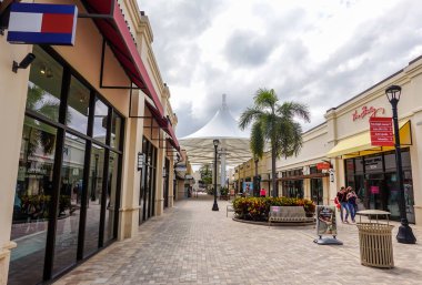 Batı Palmiye Sahili Sahili, Floridası - 23 Nisan 2021 Palm Beach Prizleri. Palm Beach Outlets, West Palm Beach, Florida 'da 440.000 ft karelik bir alışveriş merkezidir.