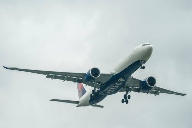 NEW YORK - 19 AĞUSTOS 2021: Delta Airlines Airbus A330 New York 'taki JFK Uluslararası Havaalanına inmek için iniyor.