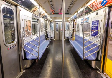NEW YORK - 22 Ekim 2019: 34. Cadde, Hudson Yards İstasyonu 'ndaki NYC Metro Car' ın içinde. New York Ulaşım Dairesi 'nin sahibi olduğu metro sisteminde 469 istasyon faaliyet gösteriyor.