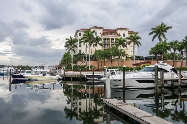 Jupiter Florida April 2021 Boats Dock Перед Кондомініумом Внутрішньому Водному — стокове фото