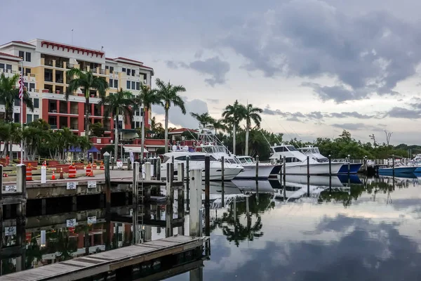 Jupiter Florida April 2021 Boats Dock Перед Кондомініумом Внутрішньому Водному — стокове фото