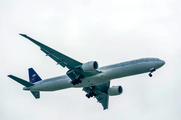 New York August 2021 Saudi Arabian Airlines Boeing 777 Descending — Stock Photo, Image