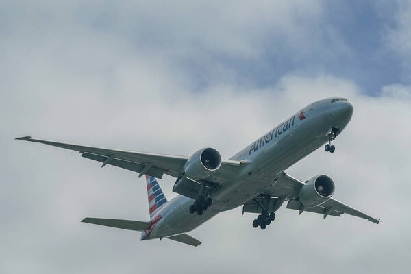 НЬЮ-ЙОРК - 19 августа 2021 года: American Airlines Boeing 777 приземляется в международном аэропорту имени Джона Кеннеди в Нью-Йорке.