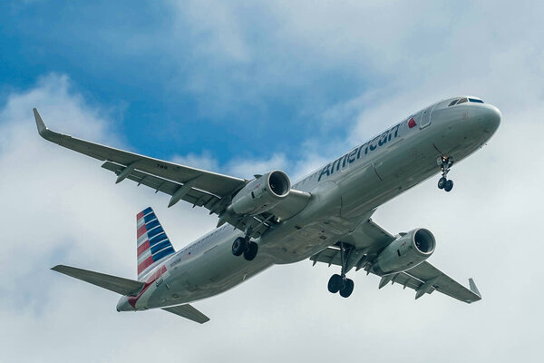 НЬЮ-ЙОРК - 19 августа 2021 года: American Airlines Airbus 321 приземлился в Международном аэропорту имени Джона Кеннеди в Нью-Йорке.