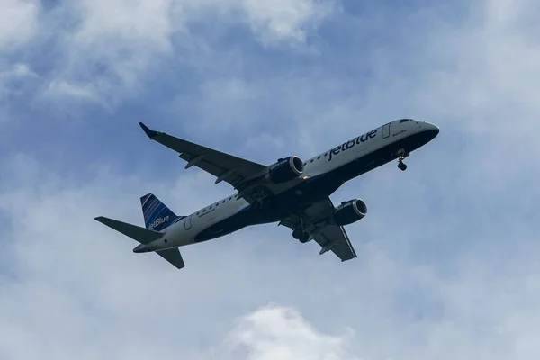ニューヨーク 2021年8月19日 Jetblue Embraer E190がニューヨークのJfk国際空港に着陸するために降下 — ストック写真