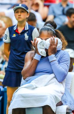 New York - 2 Eylül 2018: 23-zaman Grand Slam şampiyonu Serena Williams Billie Jean King Ulusal tenis merkezi 16 maç sırasında onun 2018 bize açık başında 